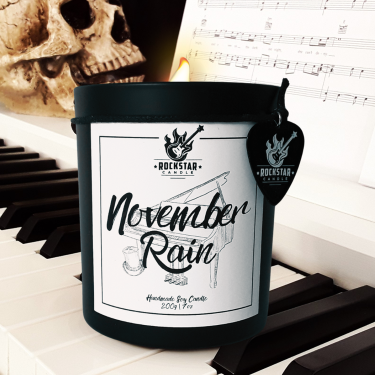 Kerze November Rain auf einem Klavier stehend Kollektionsfoto