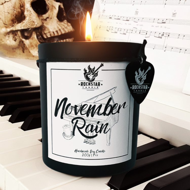 Kerze November Rain auf Klavier stehend Kategoriefoto