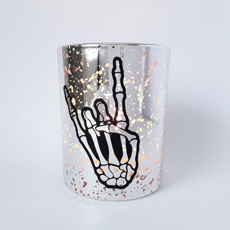 Silberfarbenes Kerzenglas mit schwarzer Skelett Hand Kategoriefoto