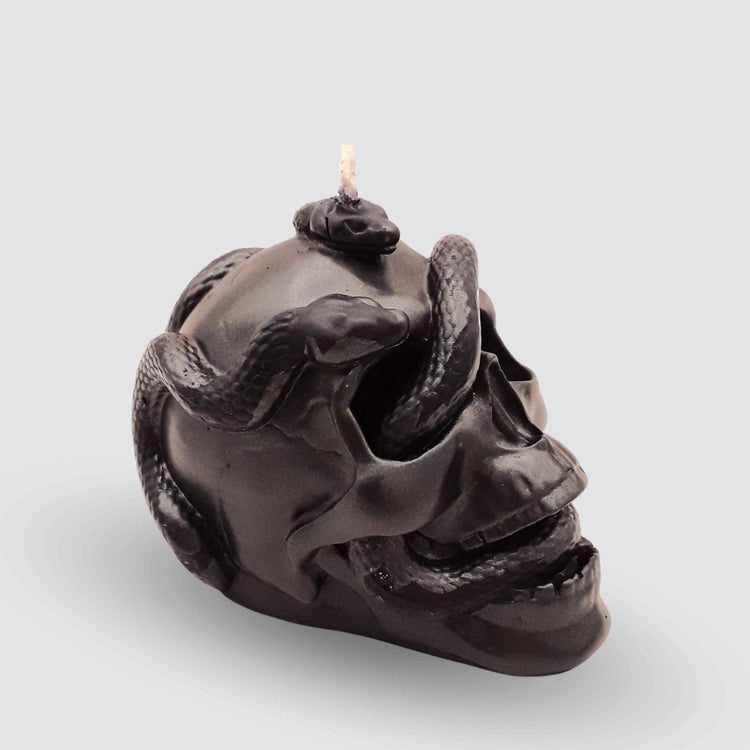 schwarze Schädel-Kerze mit Schlange Kategoriefoto