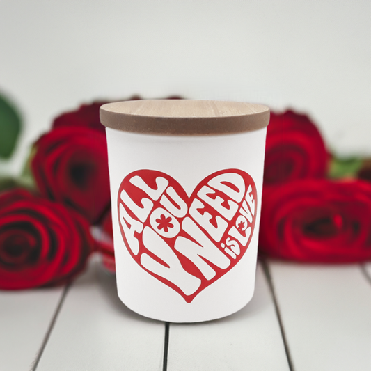 Weißes Kerzenglas mit braunem Holzdeckel und rotem Herz All you need is love