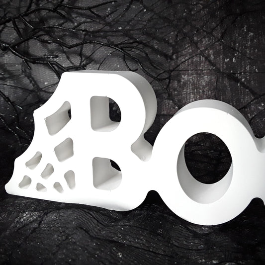 weißer Schriftzug BOO Detailfoto