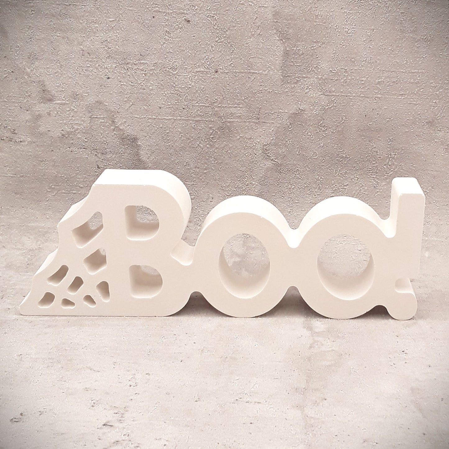 weißer Schriftzug BOO vor grauem Hintergrund