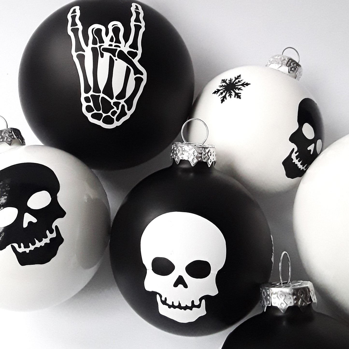 Christbaumkugel Set Skull schwarz weiß Detailfoto groß und klein