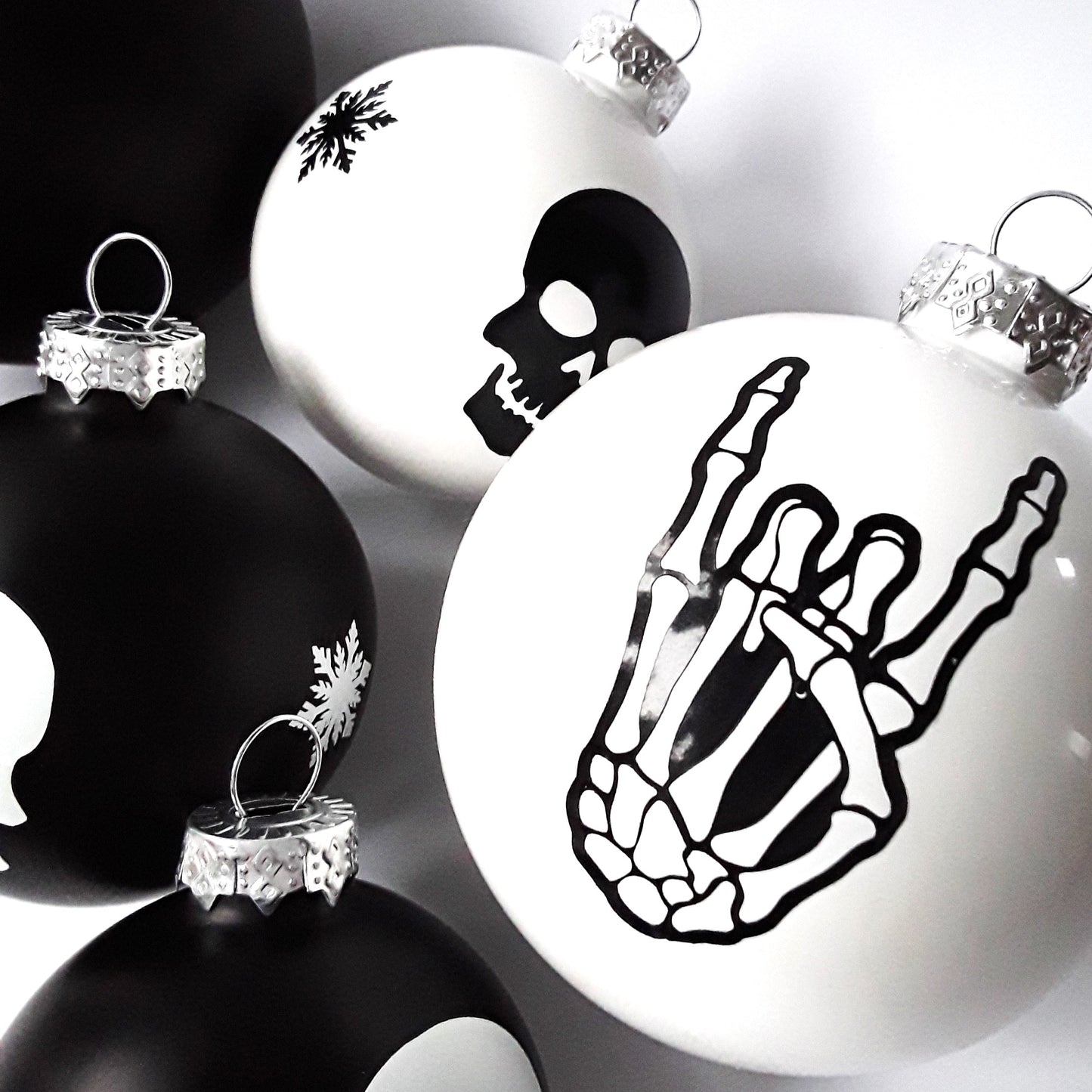 Christbaumkugel Set Skull Detailfoto weiße Kugel groß