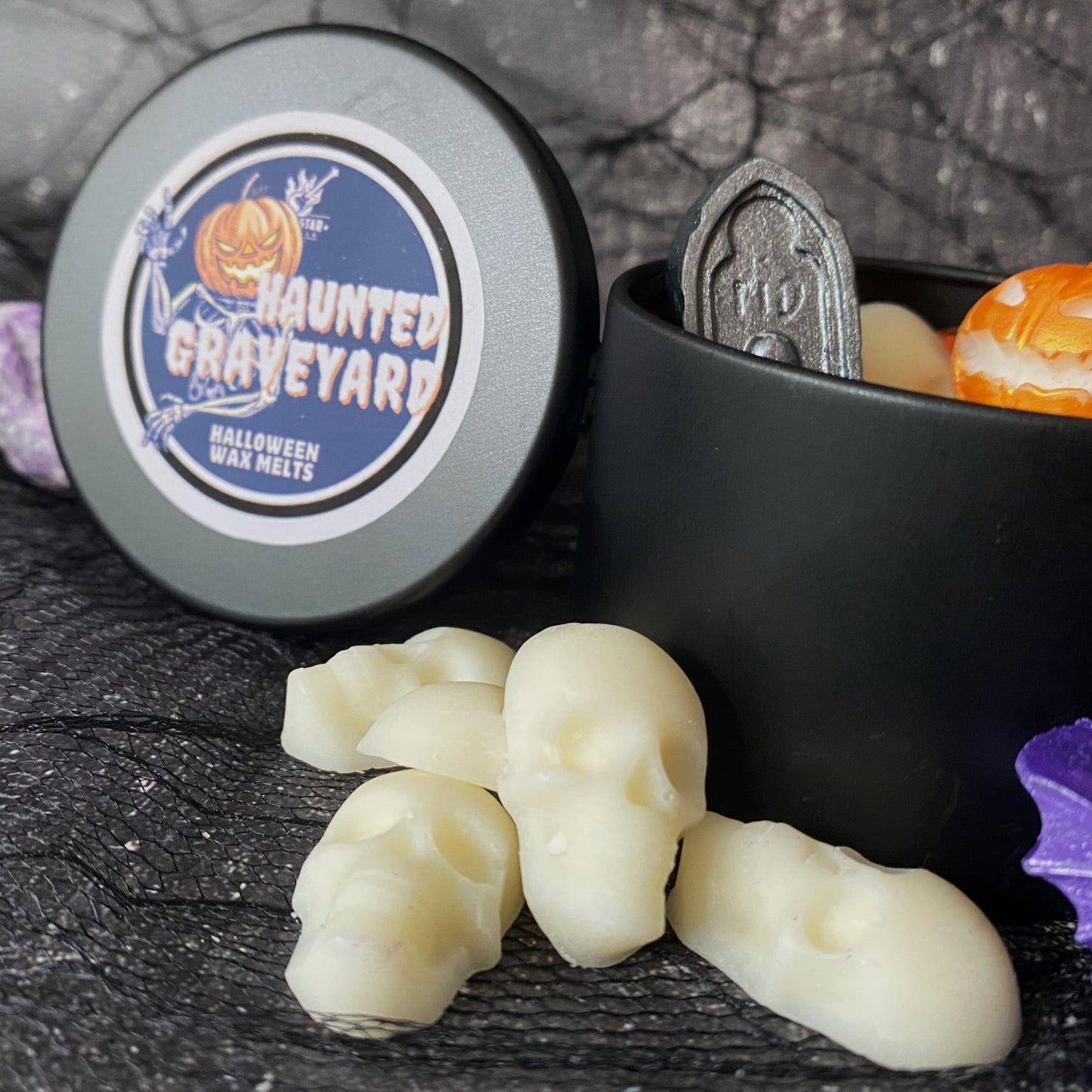 Haunted Graveyard Wax Melts Schädel weiß Detail