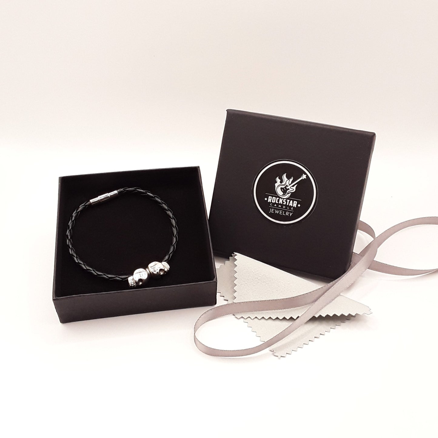 Armband Schädel silber mit Verpackung und Zubehör Produktfoto