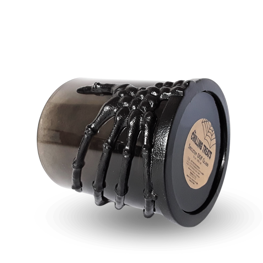 Kerzenhalter Skelett Hand liegend Boden