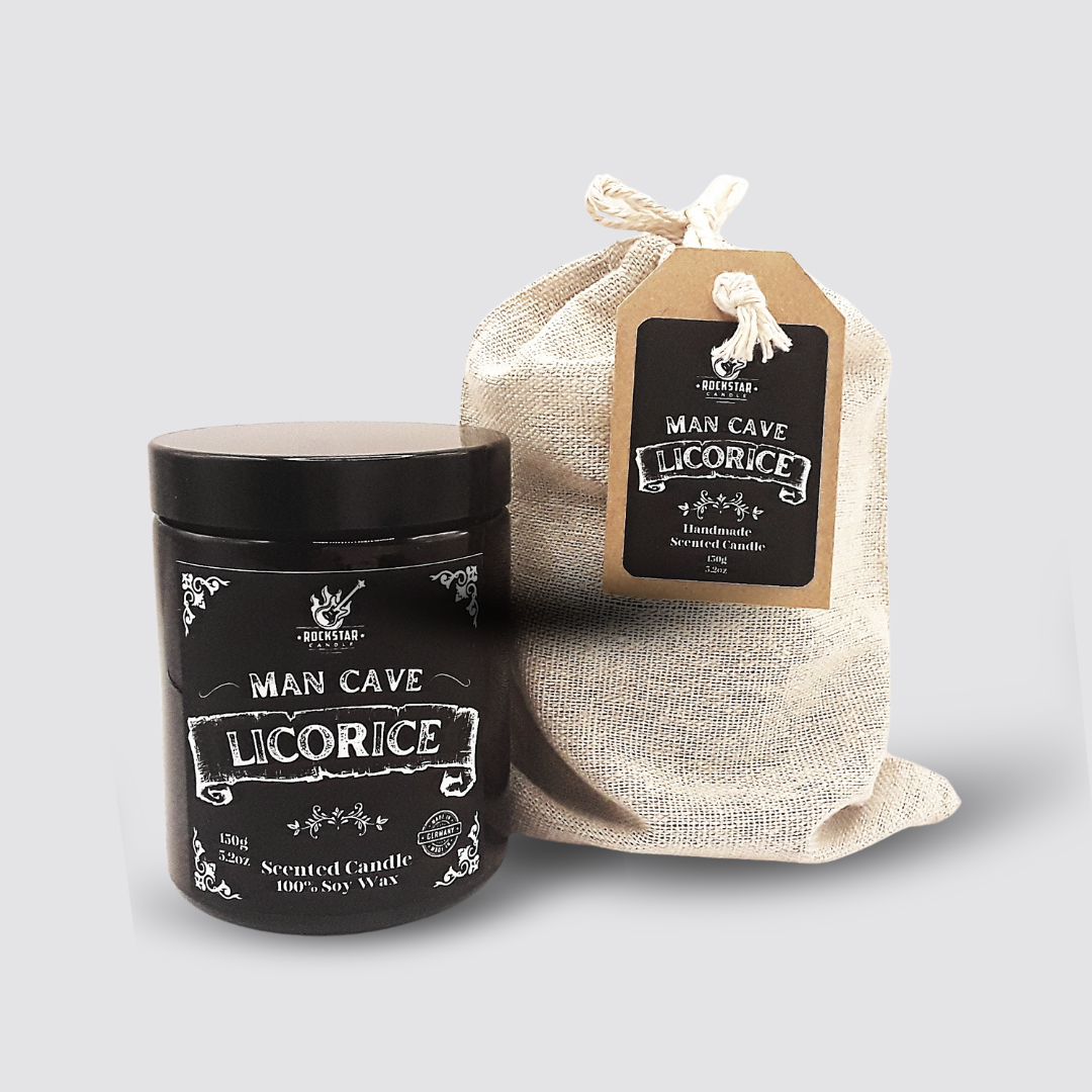 Licorice Kerze mit Verpackung vor grauem Hintergrund