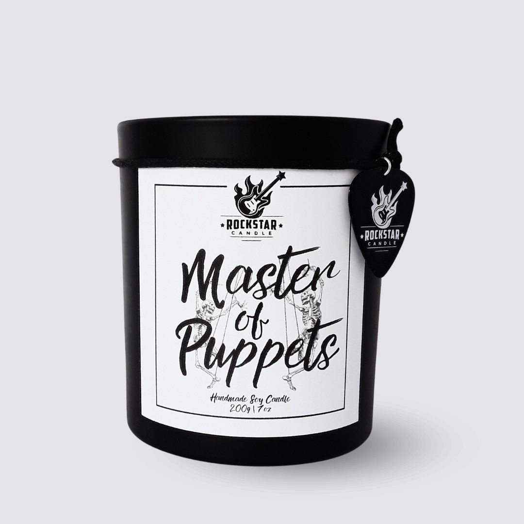 Kerze in schwarzem Glas mit weißem Etikett und Aufschrift Master of Puppets Produktabbildung