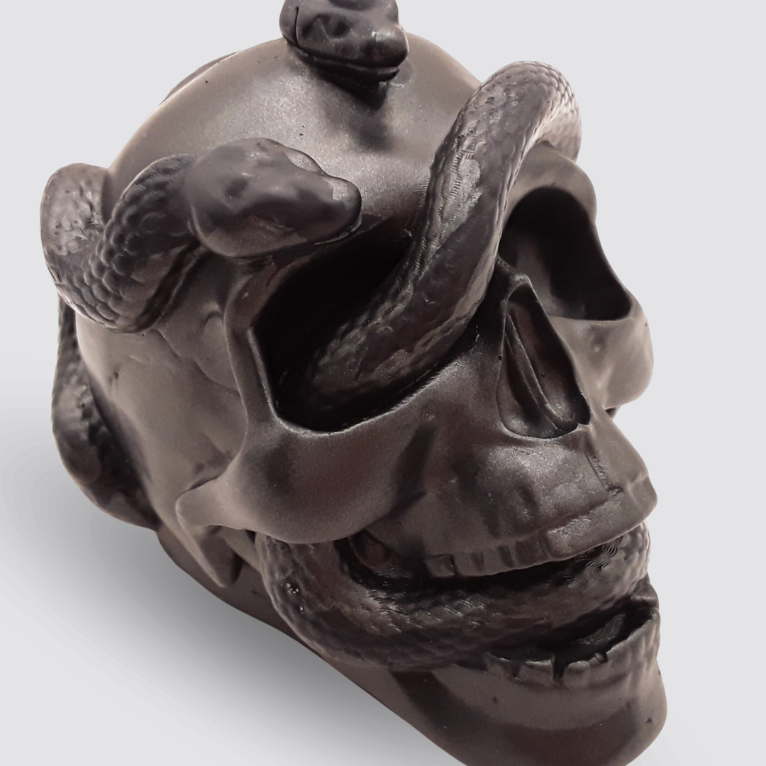 Schädel Kerze mit Schlange schwarz Detailaufnahme