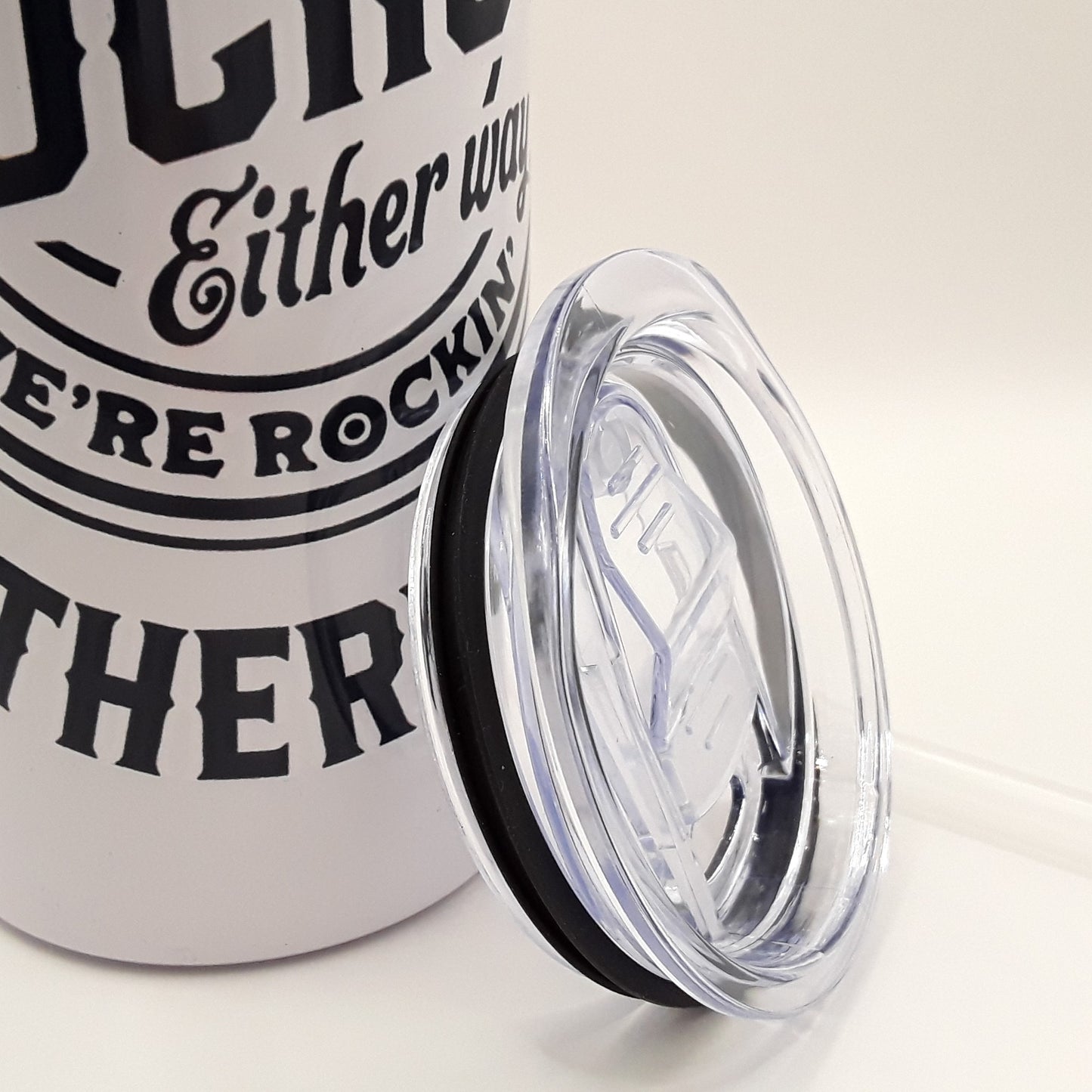 Tumbler Rocking Motherhood Detailaufnahme