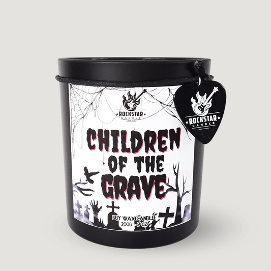 Kerze Children of the Grave vor weißem Hintergrund