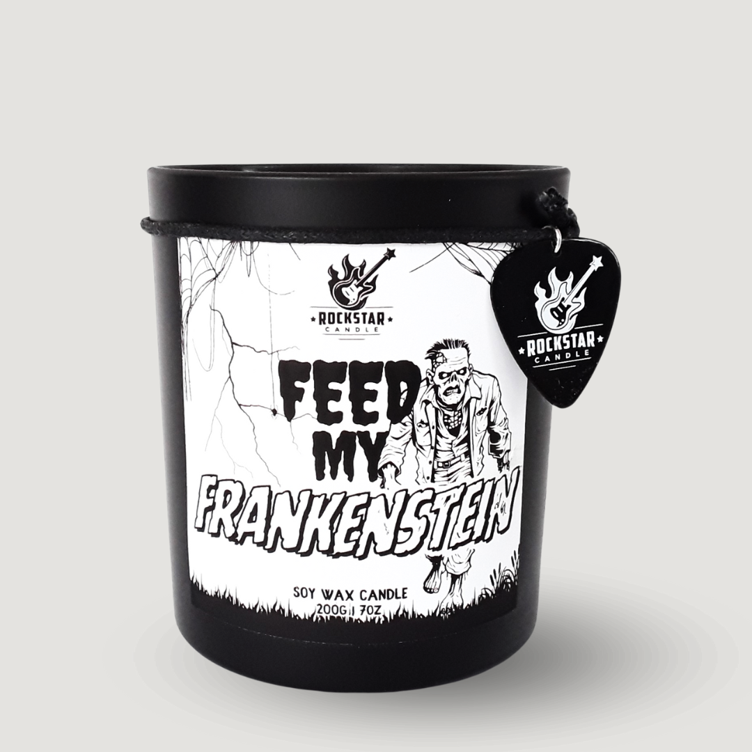 Kerze Feed my Frankenstein vor hellem Hintergrund
