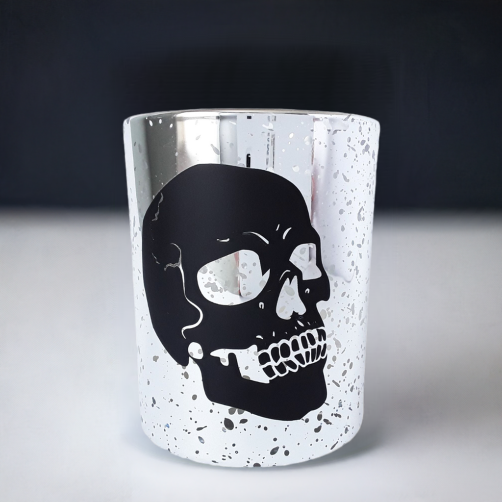 Kerze silber Schädel dunkler Hintergrund Produktfoto