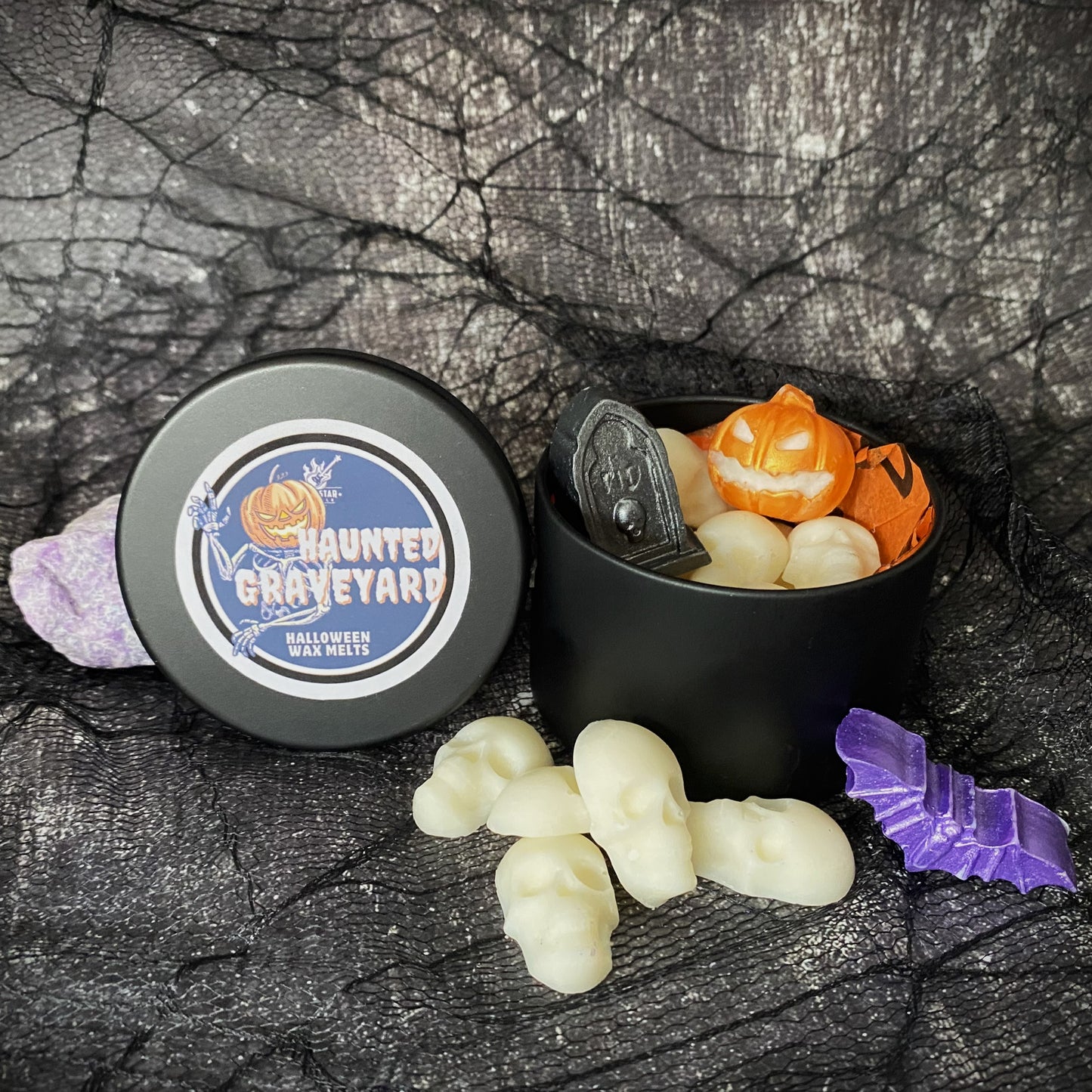 Haunted Graveyard Wax Melts vor schwarzem Hintergrund