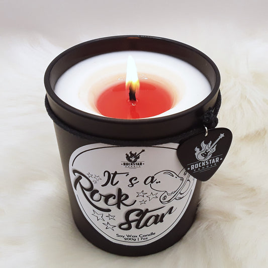 Detailaufnahme von oben Kerze It`s a Rockstar Mädchen pink
