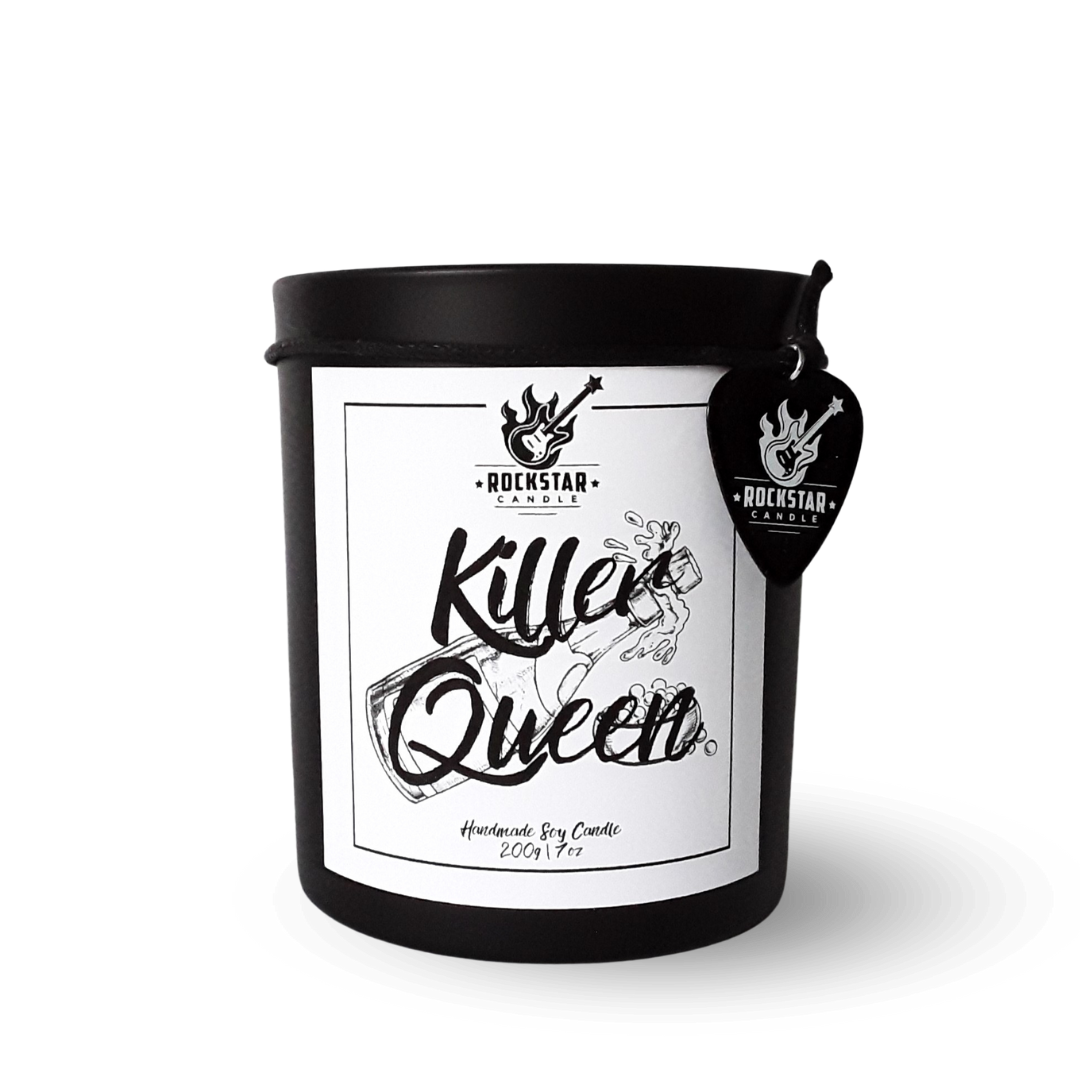 Schwarzes Kerzenglas mit Aufschrift Killer Queen und Gitarrenplektrum mit Rockstar Candle Logo als Dekoration.