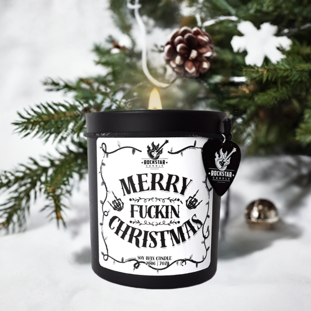 Kerze Merry fuckin Christmas vor Weihnachtsbaum