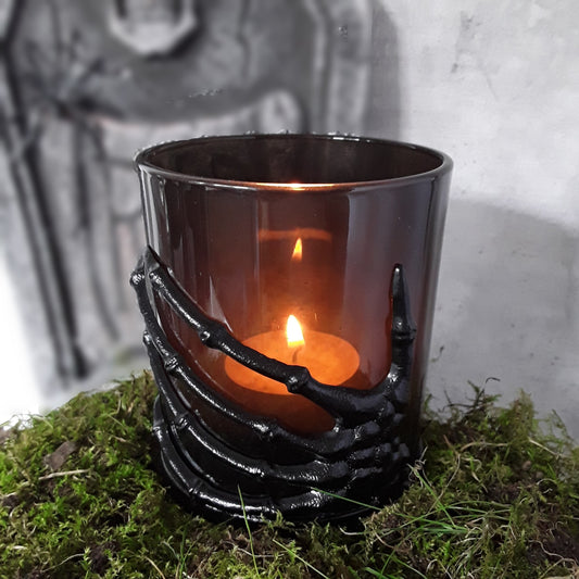 Kerzenhalter Skelett Hand mit brennendem Teelicht