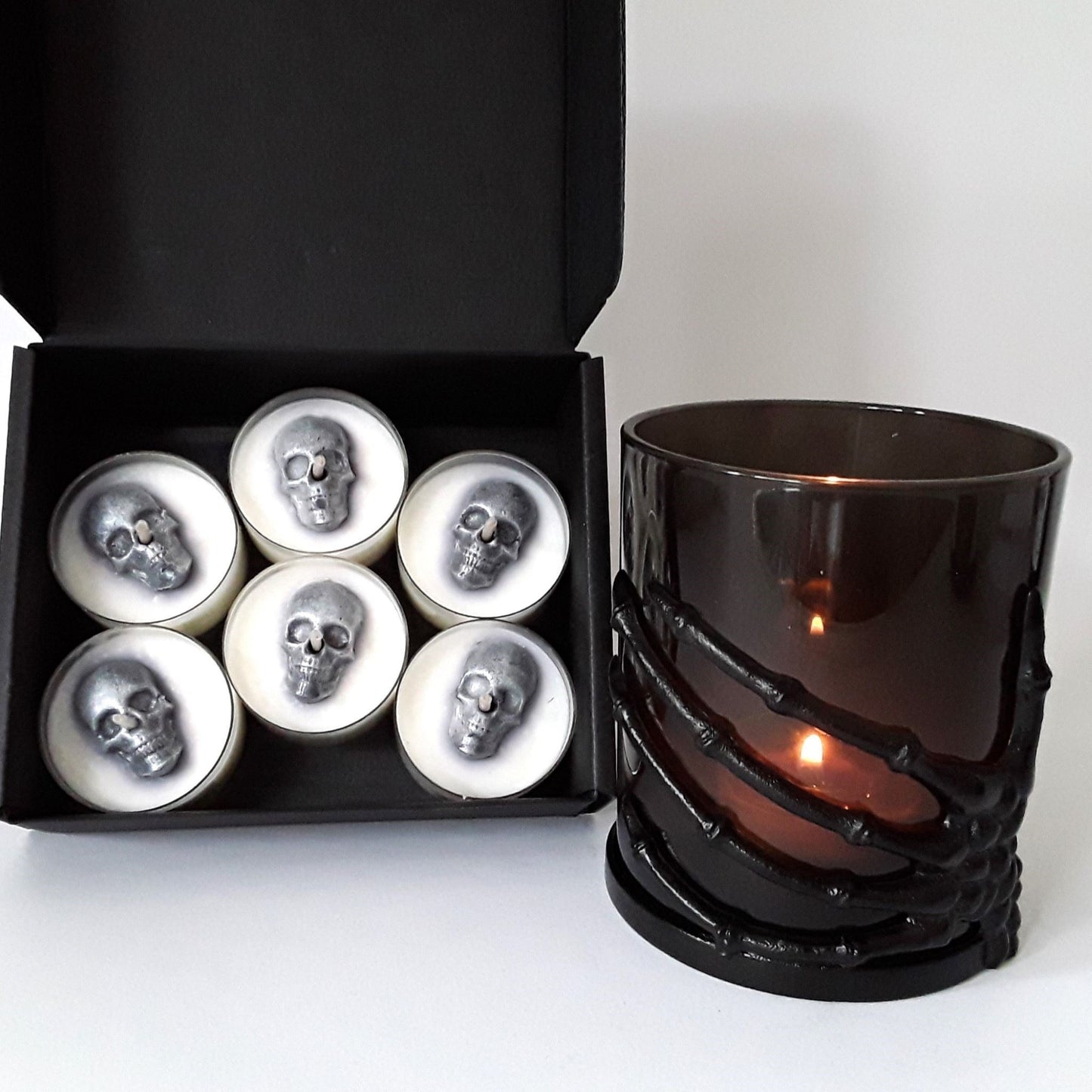 Skelett Hand Teelichthalter mit 6 Schädel Teelichtern