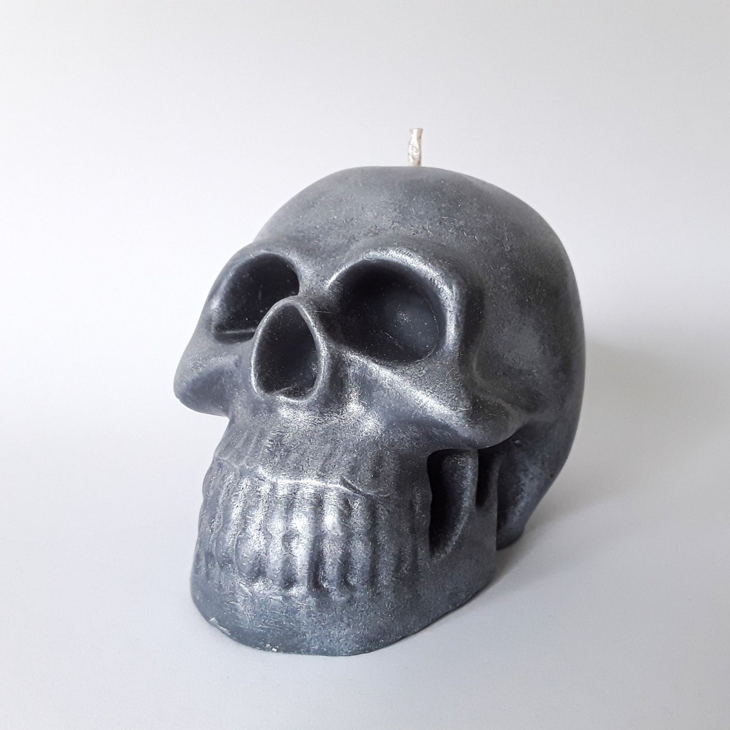 Schädel Kerze gunmetal von links