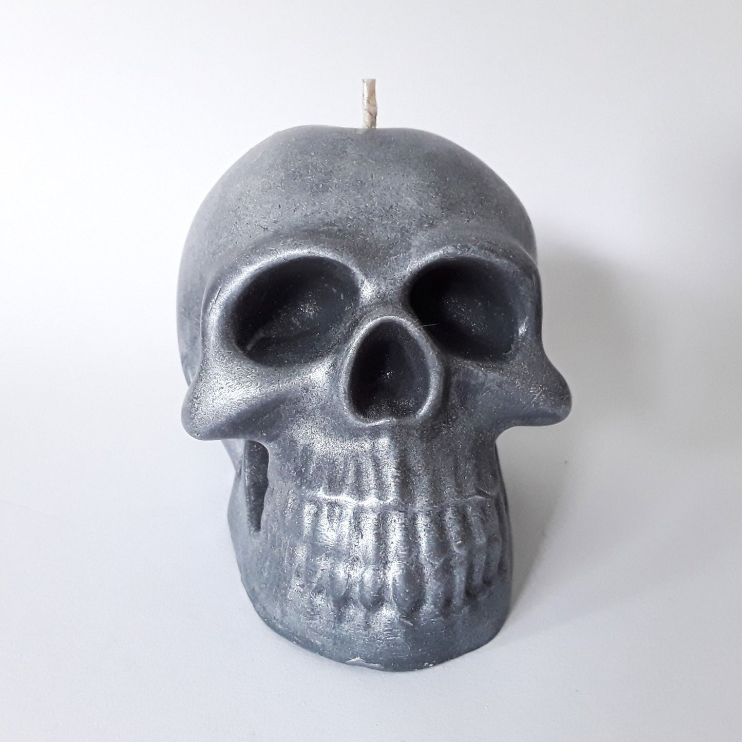 Schädel Kerze gunmetal von vorne