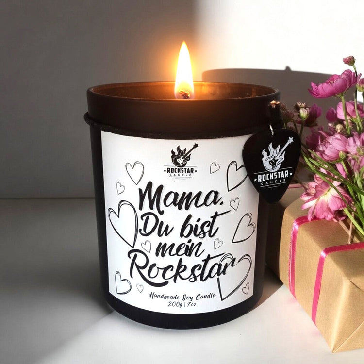 Mama Du bist mein Rockstar Duftkerze Geschenk zum Muttertag brennend mit Blumen