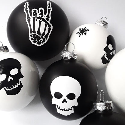 Christbaumkugel Set Skull schwarz weiß Detailfoto groß und klein