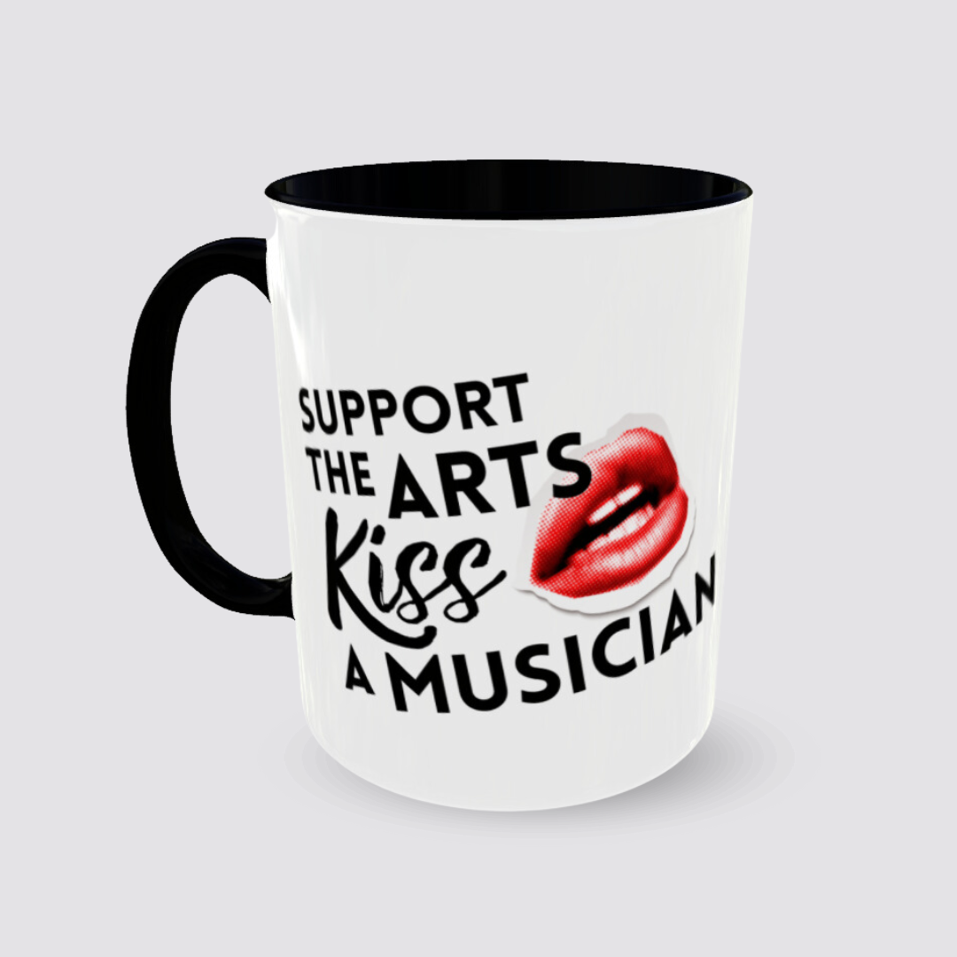 weiße Tasse mit schwarzem Henkel und schwarzer Innenseite. Motiv roter geöffneter Mund und Schrift Support the arts, kiss a musician