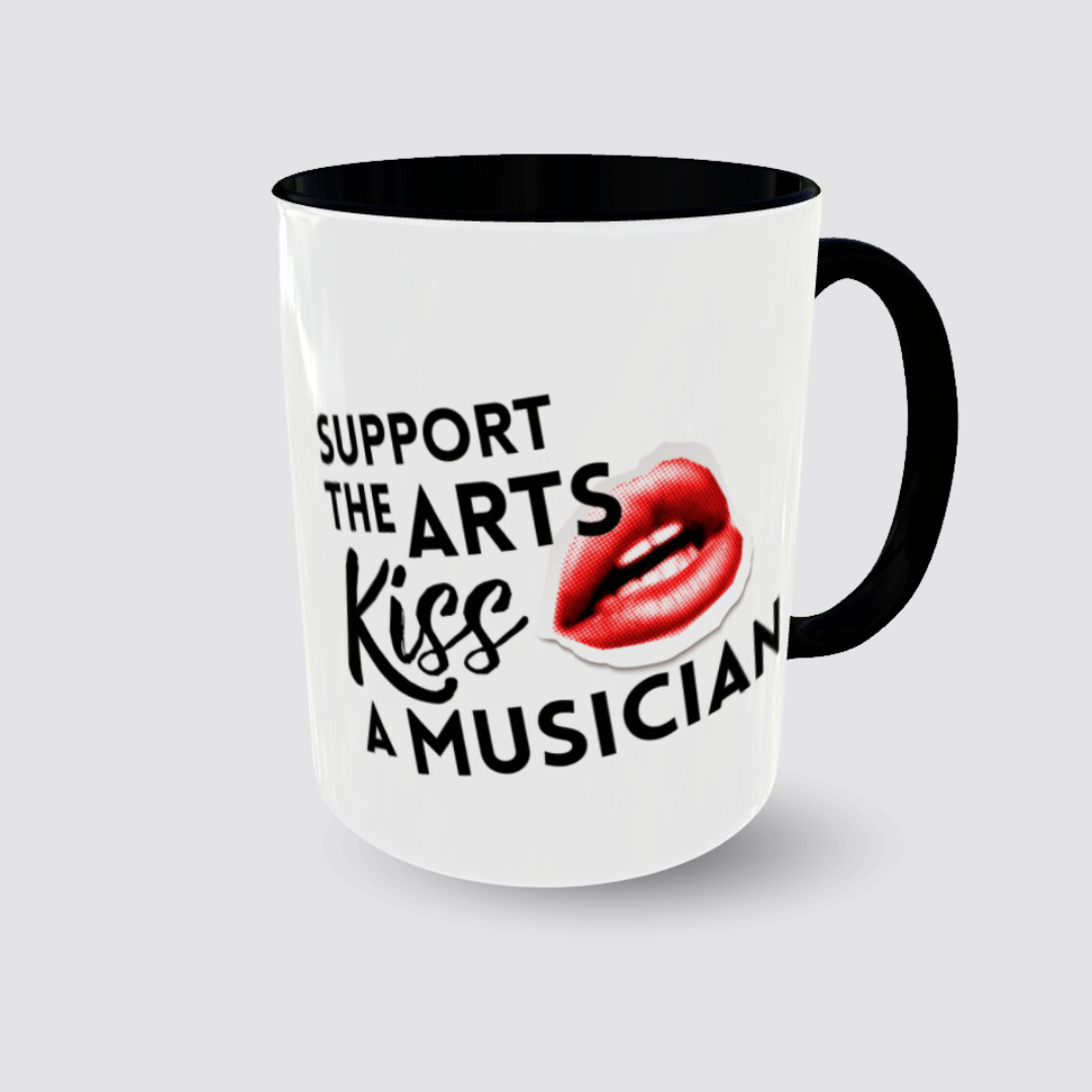 weiße Tasse mit schwarzem Henkel und schwarzer Innenseite. Motiv roter geöffneter Mund und Schrift Support the arts, kiss a musician