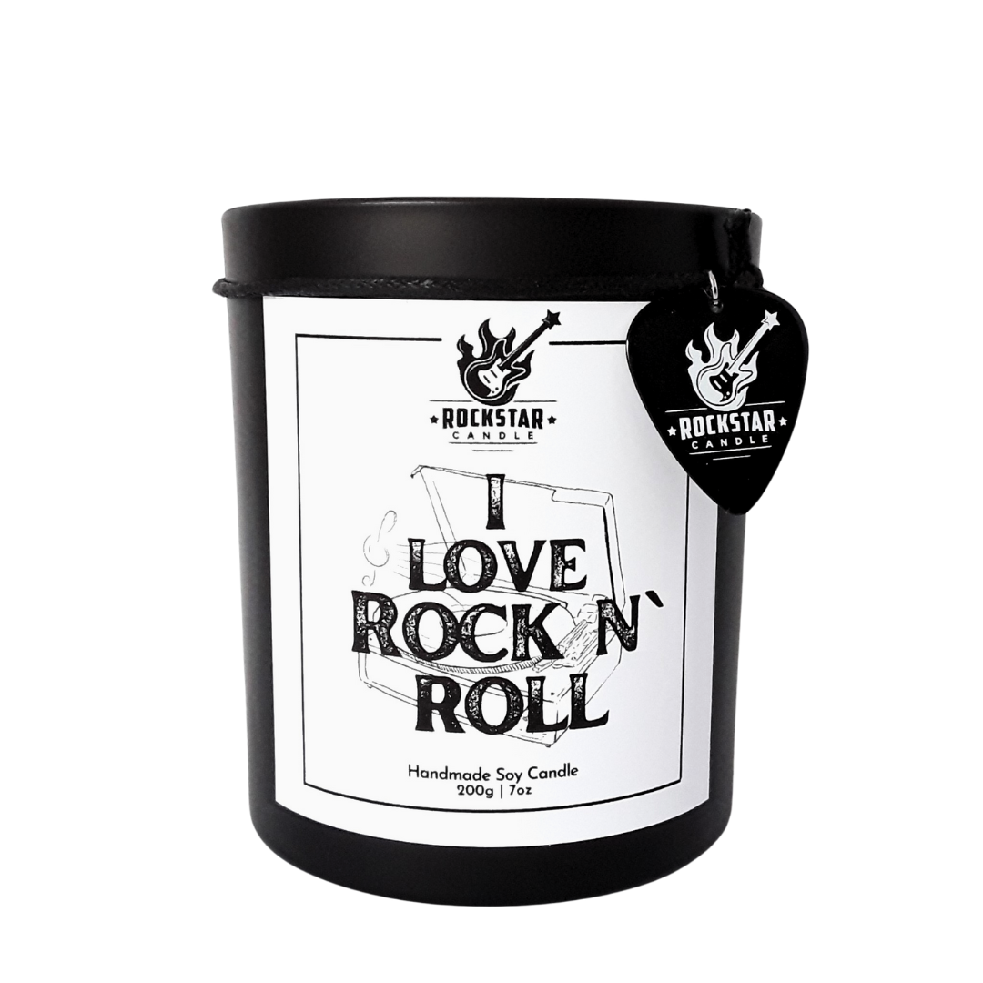 Schwarzes Kerzenglas mit Aufschrift I love Rock n` Roll und Gitarrenplektrum mit Rockstar Candle Logo als Dekoration.