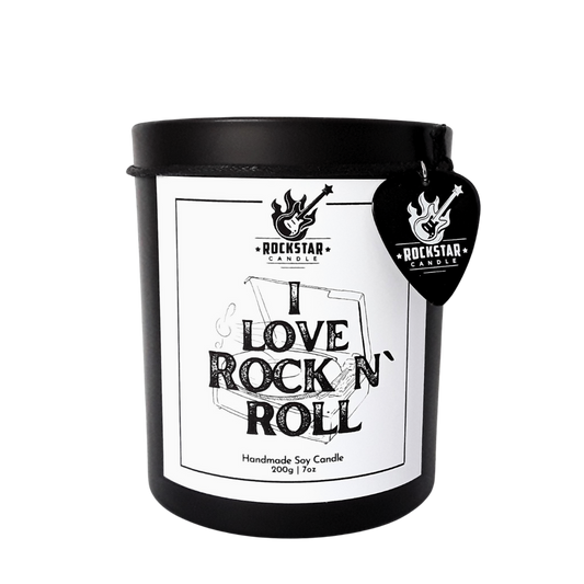 Schwarzes Kerzenglas mit Aufschrift I love Rock n` Roll und Gitarrenplektrum mit Rockstar Candle Logo als Dekoration.