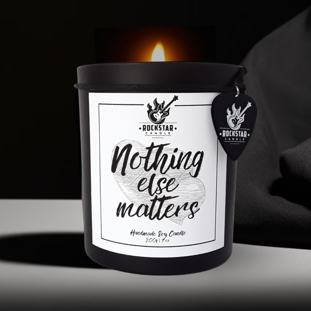 Brennende Kerze Nothing else matters vor schwarzem Hintergrund
