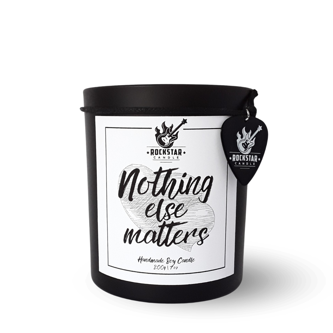 Schwarzes Kerzenglas mit Aufschrift Nothing else matters und Gitarrenplektrum mit Rockstar Candle Logo als Dekoration.