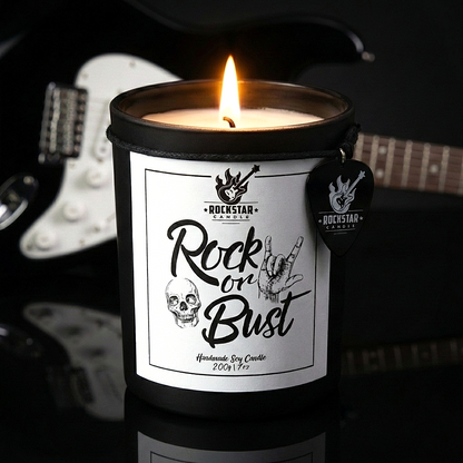 Rock or Bust Kerze mit Gitarre im Hintergrund